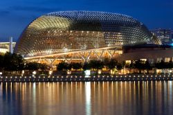 Foto di sera del complesso Esplanade Theatres on the Bay a Singapore