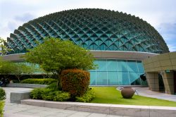 Una delle cupole gemelle dell'Esplanade theater on The Bay, un edificio moderno dedicato all'arte e la musica, sul fiume  in centro a Singapore - © Byelikova Oksana / Shutterstock.com ...