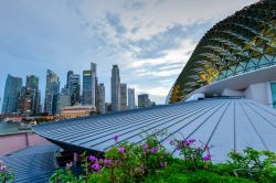 Uno scorcio dell'architettura del complesso Esplande Theaters on the Bay che caraterizza la Skyline di SIngapore - © Trong Nguyen / Shutterstock.com