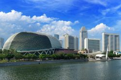 Gli edifici dell'Esplanade Theatres on the Bay e il complesso del Marina in centro a Singapore