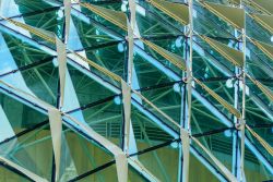 Particolare della copertura in vetro e acciaio degli Esplanade Theatres on the Bay a Singapore - © Nuttawut Uttamaharad / Shutterstock.com