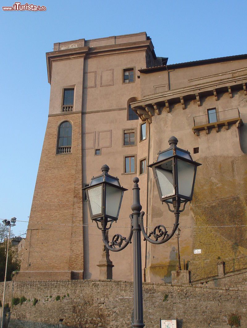 Immagine Il castello di Palazzo Orsini a Bomarzo, è sicuramente l'edificio più  importante del borgo - © G.Hagedorn - CC BY-SA 3.0 - Wikipedia