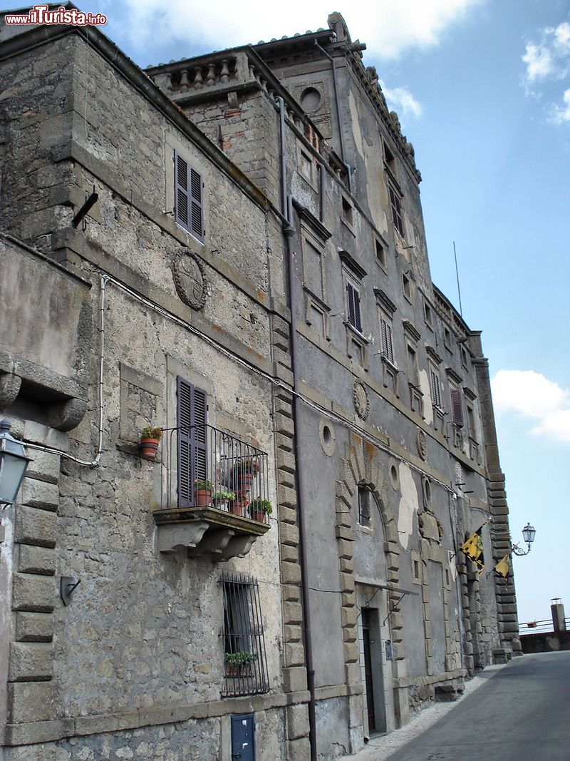 Immagine La Facciata di Palazzo Orsini a Bomarzo - © GFDL - Wikipedia