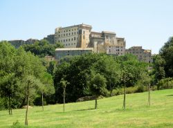 L'edificio imponente di Palazzo Orsini a Bomarzo, fotografato dalla zona del Sacro Bosco - © Etienne (Li) - CC BY-SA 4.0 -Wikipedia