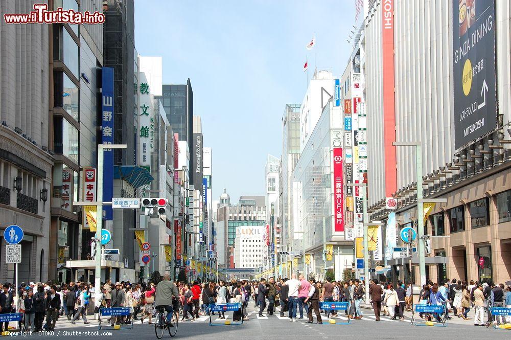 Immagine Chuo Dori, la strada dello Shopping quartiere di GInza Tokyo - © MOTOKO / Shutterstock.com