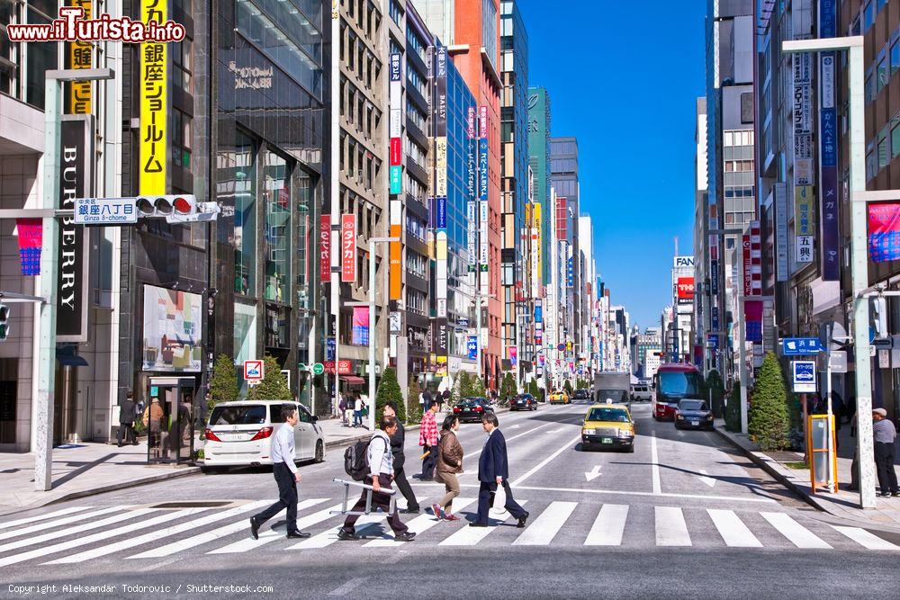 Immagine Giornata di sole a Tokyo: un passaggio pedonale nel quartere di Ginza - © Aleksandar Todorovic / Shutterstock.com