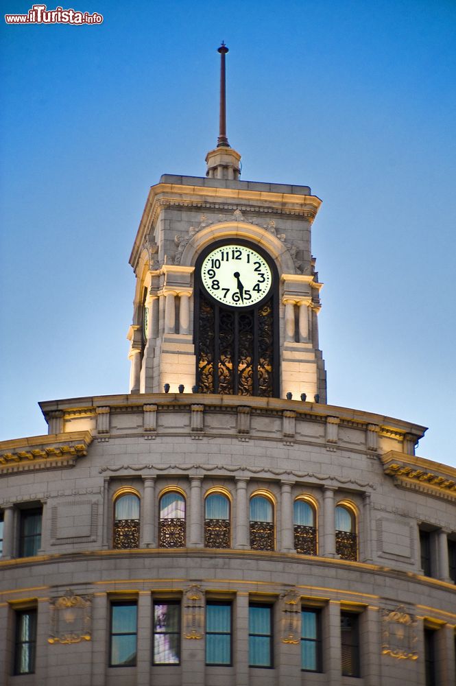 Immagine La torre Wako con orologio: il simbolo del quartiere Ginza a Tokyo