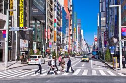 Giornata di sole a Tokyo: un passaggio pedonale nel quartere di Ginza - © Aleksandar Todorovic / Shutterstock.com