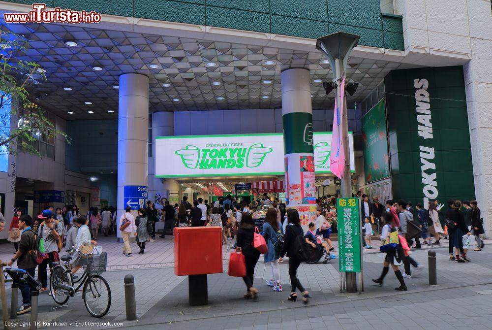 Immagine Tokyu Hands Ikebukuro. Qui si può fare shopping tax-free in centro a Tokyo, quartiere GInza. - © TK Kurikawa / Shutterstock.com