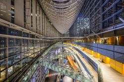 La Hall del Tokyo International Forum a Ginza - © ESB Professional / Shutterstock.com