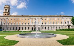 La elegante facciata barocca nel giardino interno di Palazzo Reale a Torino