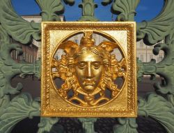 Una maschera barocca sulla cancellata di Palazzo Reale a Torino - © Claudio Divizia / Shutterstock.com