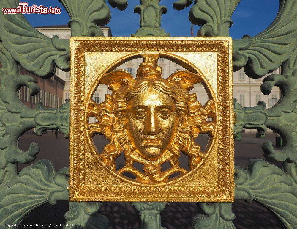 Immagine Una maschera barocca sulla cancellata di Palazzo Reale a Torino - © Claudio Divizia / Shutterstock.com
