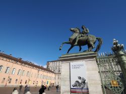 Il Polo Reale di Torino: turisti in visita a Palazzo Reale - © Claudio Divizia / Shutterstock.com
