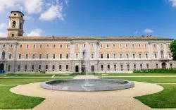 La elegante facciata barocca nel giardino interno di Palazzo Reale a Torino