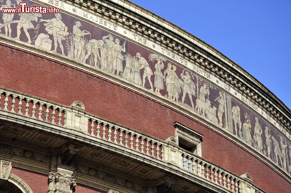 Immagine Dettaglio della struttura esterna in mattoni rossi della Royal Albert Hall di Londra
