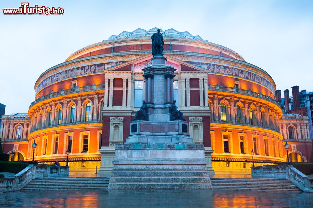 Immagine Vista serale del teatro di Londra, The Roal Alber Hall che si trova appena a sud di Hyde Park