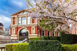 Dettaglio primaverile dei giardini intorno all'edificio Vittoriano della Albert Royal Hall di Londra