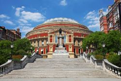 Scalinata d'accesso al lato sud della Royal Albert Hall a Londra. L'arena ha una capienza di 5.500 posti anche se il progetto iniziale mirava ad averne ben 30.000
