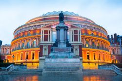 Vista serale del teatro di Londra, The Roal Alber Hall che si trova appena a sud di Hyde Park