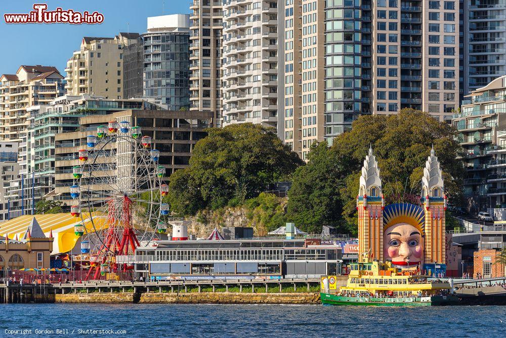 Immagine La baia di Lavender Bay con il Sydney's Luna Park e la skyline della città - © Gordon Bell / Shutterstock.com