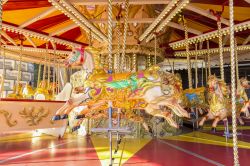 Una giostra tradizionale al Luna Park di Sydney in Australia - © David Bostock / Shutterstock.com