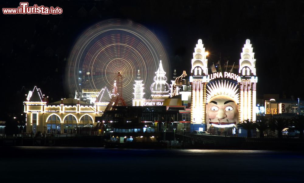 Immagine Vista notturna del Luna Park di Sydney. Siamo a Lavender Bay una delle insenature della grande Sydney Harbour