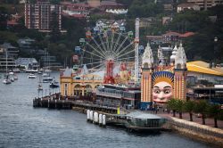 Vista aerea del luna Park di Sydney e le sue attrazioni nella baia della città australiana - © PomInOz / Shutterstock.com