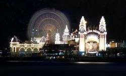 Vista notturna del Luna Park di Sydney. Siamo a Lavender Bay una delle insenature della grande Sydney Harbour