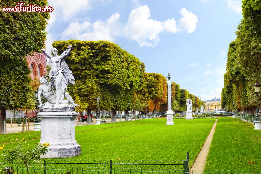 Immagine Alcune statue all'interno dei Giardini del Lussemburgo a Parigi