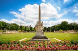 Il monumento a Auguste Scheurer-Kestner nei GIardini del Lussemburgo a Parigi, fotografato in estate.  - © LUMIKK555 / Shutterstock.com