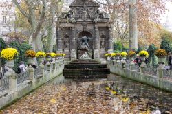 La fontana Medici nel Jardin du Luxembourg di Parigi. Venne costruita nel 1630 da Maria dei Medici, la moglie del re francese Enrico IV)- © Petr Kovalenkov / Shutterstock.com