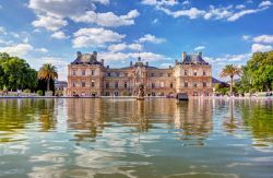 La vasca de Le Jardin du Luxembourg e il Palazzo del Lussemburgo sullo sfondo, centro di Parigi