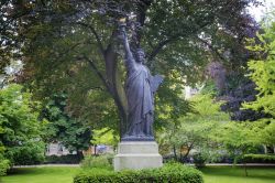 Una copia della Statua della Libertà all'interno ...