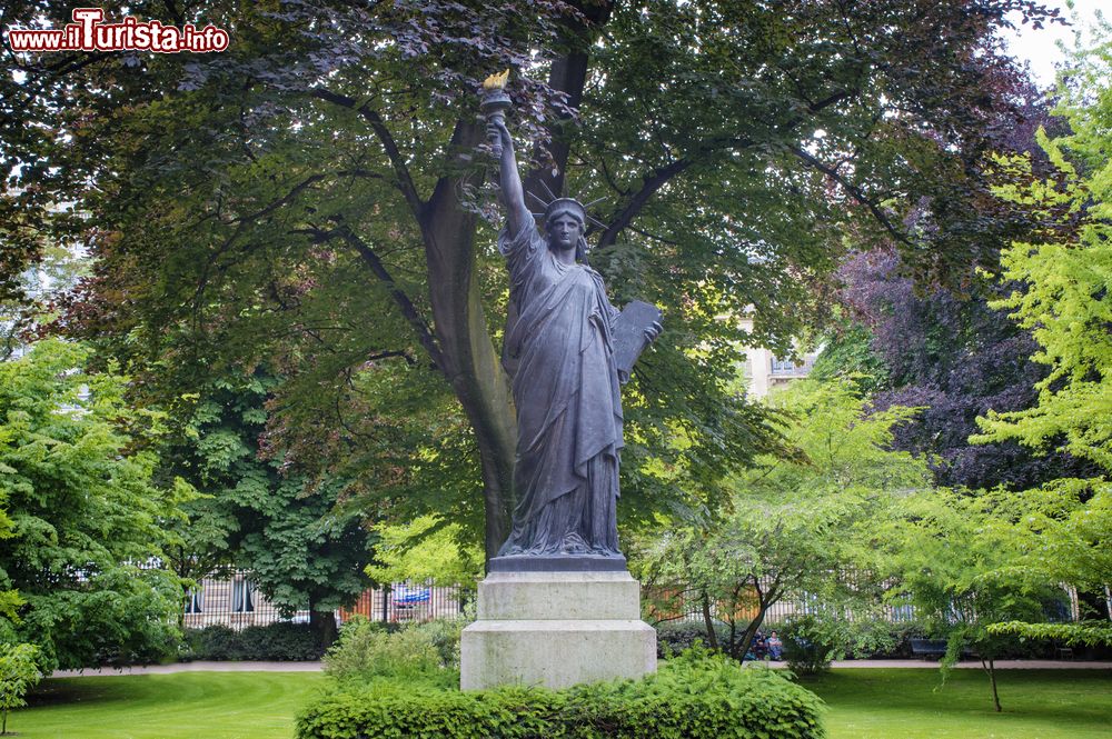 Immagine Una copia della Statua della Libertà all'interno dei Giardini del Lussemburgo