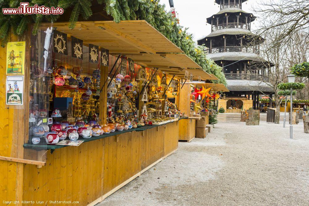 Immagine I mercatini di Natale presso la Torre Cinese del Giardino Inglese di Monaco di Baviera, Germania - © Alberto Loyo / Shutterstock.com