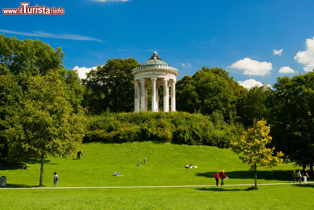 Immagine Il tempio chiamato "Monopterus" domina il giardino inglese di Monaco di Baviera