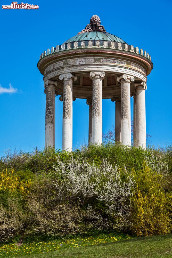 Immagine Monopteros il tempio in stile greco nel Englischer Garten di Monaco