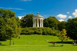 Il tempio chiamato "Monopterus" domina il giardino inglese di Monaco di Baviera