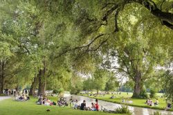 Relax estivo a Monaco di Baviera: siamo nel parco dell'Englischer Garten in Germania - © Jazzmany / Shutterstock.com