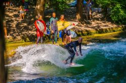 Surf su onde artificiali in un canale dell'Englischer Garten a Monaco di Baviera - © pavel dudek / Shutterstock.com