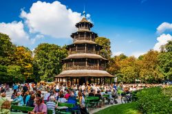 Un Biergarten nei pressi della Torre Cinese nel ...