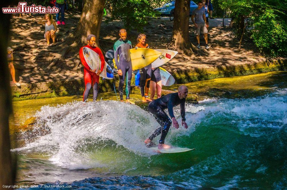 Immagine Surf su onde artificiali in un canale dell'Englischer Garten a Monaco di Baviera - © pavel dudek / Shutterstock.com