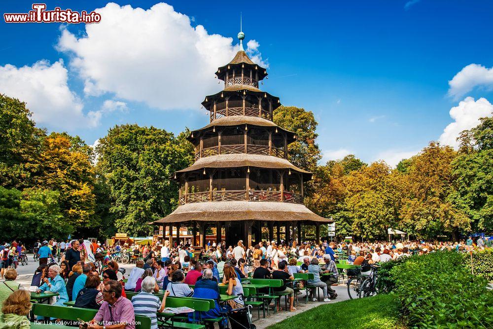 Immagine Un Biergarten nei pressi della Torre Cinese nel giardino inglese di Monaco di Baviera - © Mariia Golovianko / Shutterstock.com