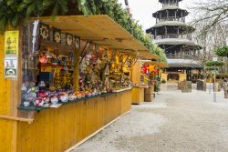 I mercatini di Natale presso la Torre Cinese del Giardino Inglese di Monaco di Baviera, Germania - © Alberto Loyo / Shutterstock.com