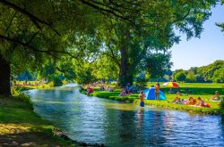 Il parco dell'Englischer Garten in una calda ...