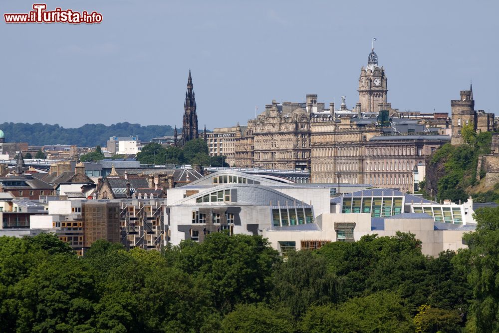 Immagine Antico e moderno s'incontrano: il centro di Edimburgo e in primo piano il Parlamento Scozzese esempoio di arte decostruttivista