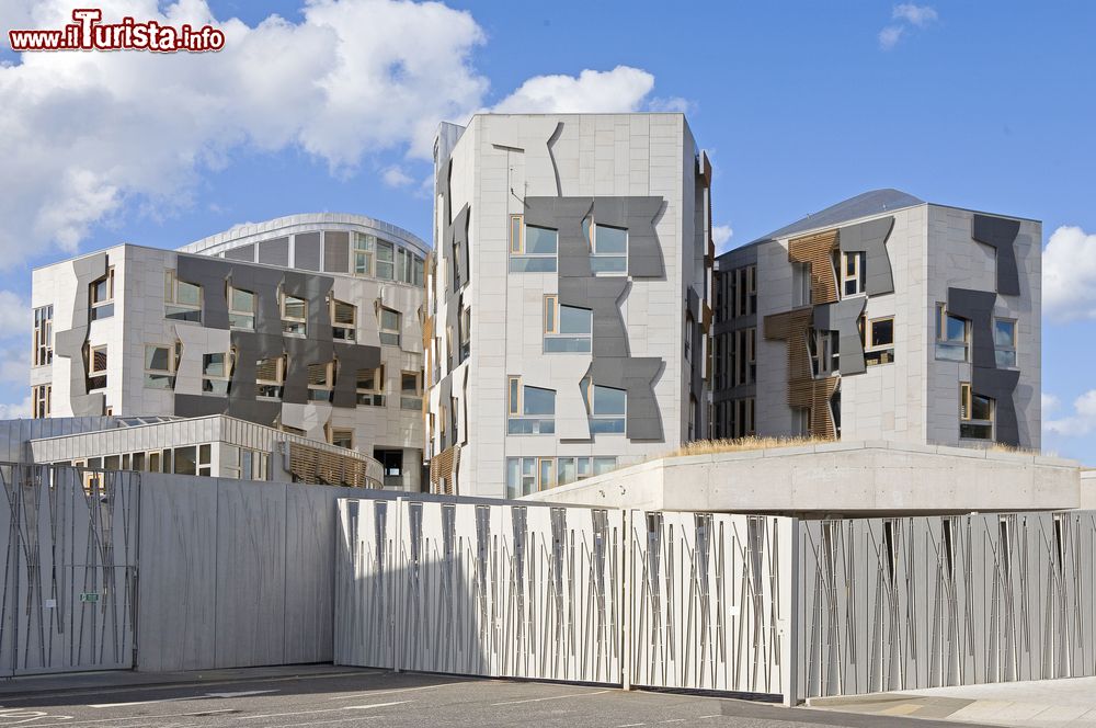 Immagine Il postmoderno e decostruttivista Scottish Parliament: il particolare Parlamento scozzese di Edimburgo, celebre per le sue particolari architetture