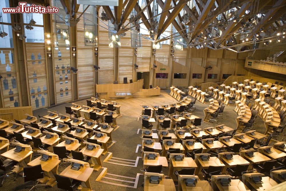 Immagine Interno della camera (Debating Chamber) del Parlamento Scozzese a Edimburgo