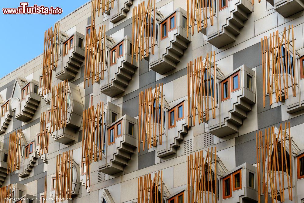 Immagine Le particolari finestre del Parlamento scozzese Scottish Parliament a Edimburgo . - © cornfield / Shutterstock.com